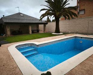 Piscina de Casa adosada en venda en Navalcarnero amb Calefacció, Jardí privat i Terrassa