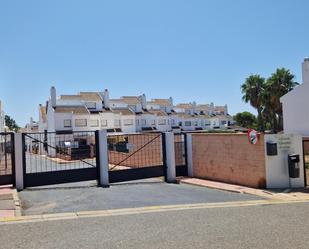 Vista exterior de Casa adosada de lloguer en El Portil amb Aire condicionat, Terrassa i Moblat