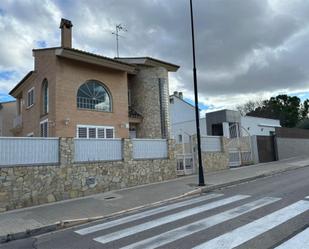 Vista exterior de Casa o xalet en venda en Torrent amb Aire condicionat, Terrassa i Balcó