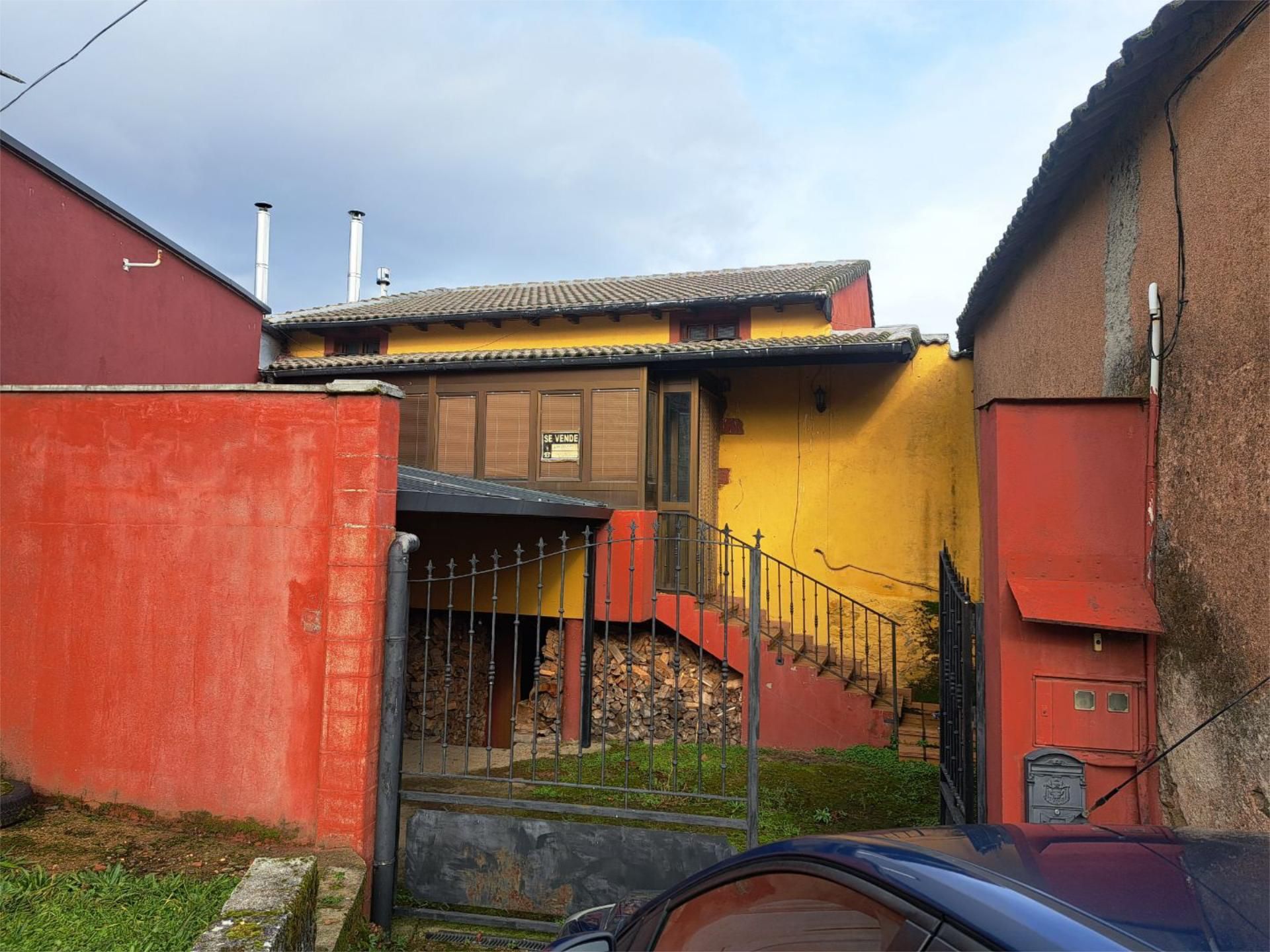Vista exterior de Casa adosada en venda en Villagatón amb Calefacció, Jardí privat i Terrassa