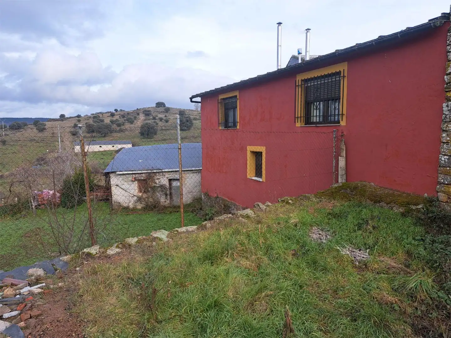 Casa adosada en venta en Calle San Martin, 16, Villagatón Vista exterior de Casa adosada en venta en Villagatón con Calefacción, Jardín privado y Terraza