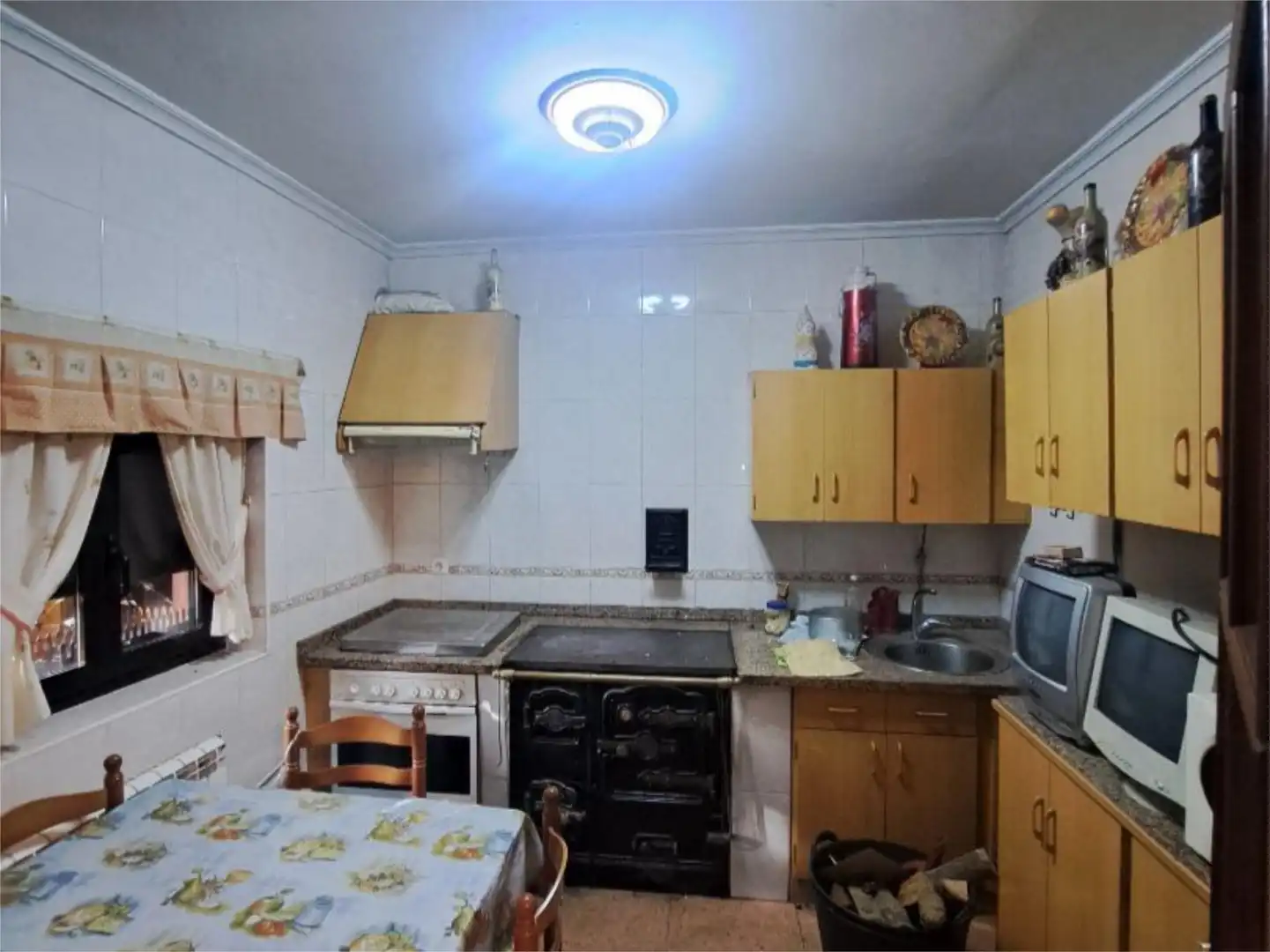 Casa adosada en venta en Calle San Martin, 16, Villagatón Cocina de Casa adosada en venta en Villagatón con Calefacción, Jardín privado y Terraza