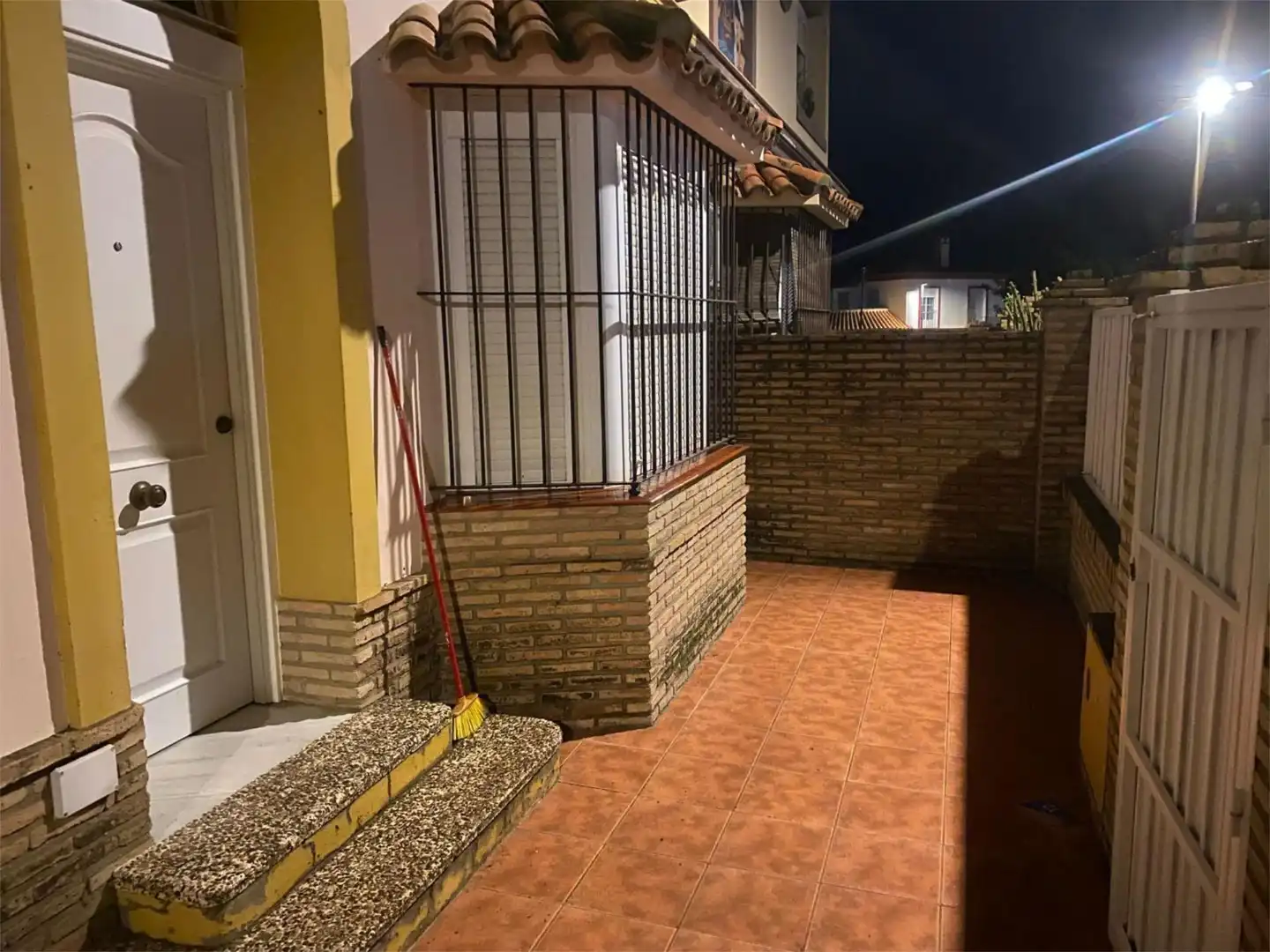 Piso en venta en Calle Encina, 19, Huévar del Aljarafe Vista exterior de Piso en venta en Huévar del Aljarafe con Aire acondicionado, Calefacción y Terraza