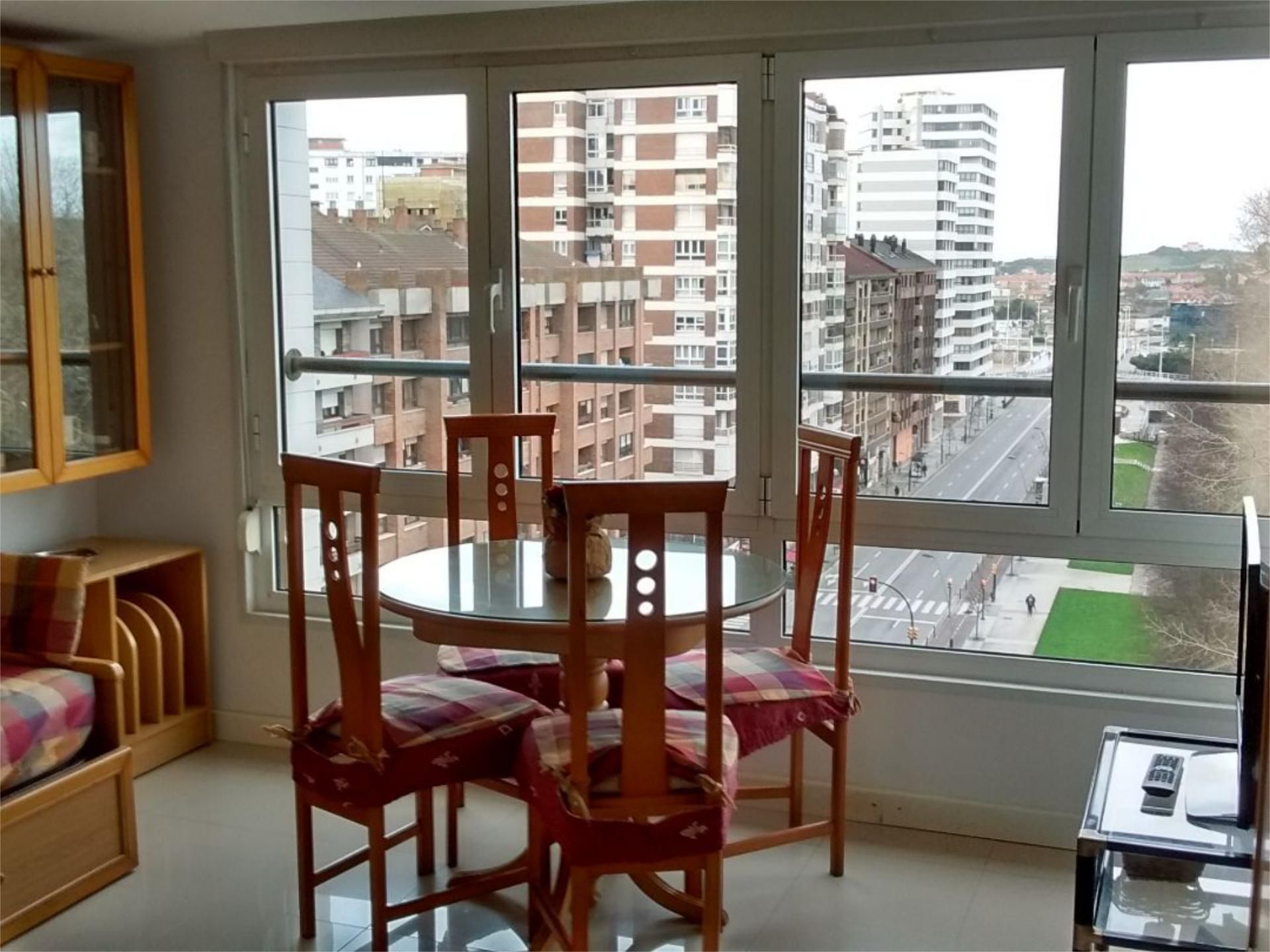 Menjador de Pis en venda en Gijón  amb Jardí privat, Moblat i Balcó