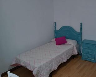 Bedroom of Flat to share in Valladolid Capital  with Heating, Parquet flooring and Furnished