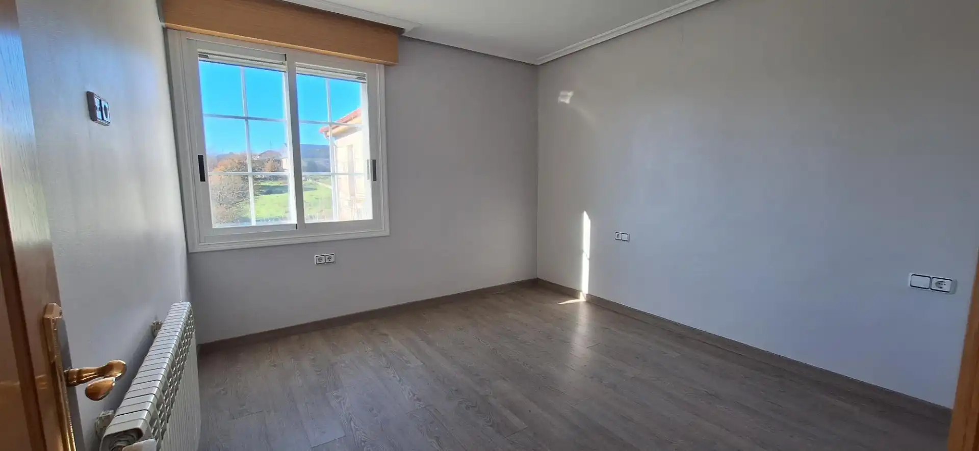 Schlafzimmer von Wohnung zum Verkauf in San Cibrao das Viñas mit Klimaanlage, Heizung und Privatgarten