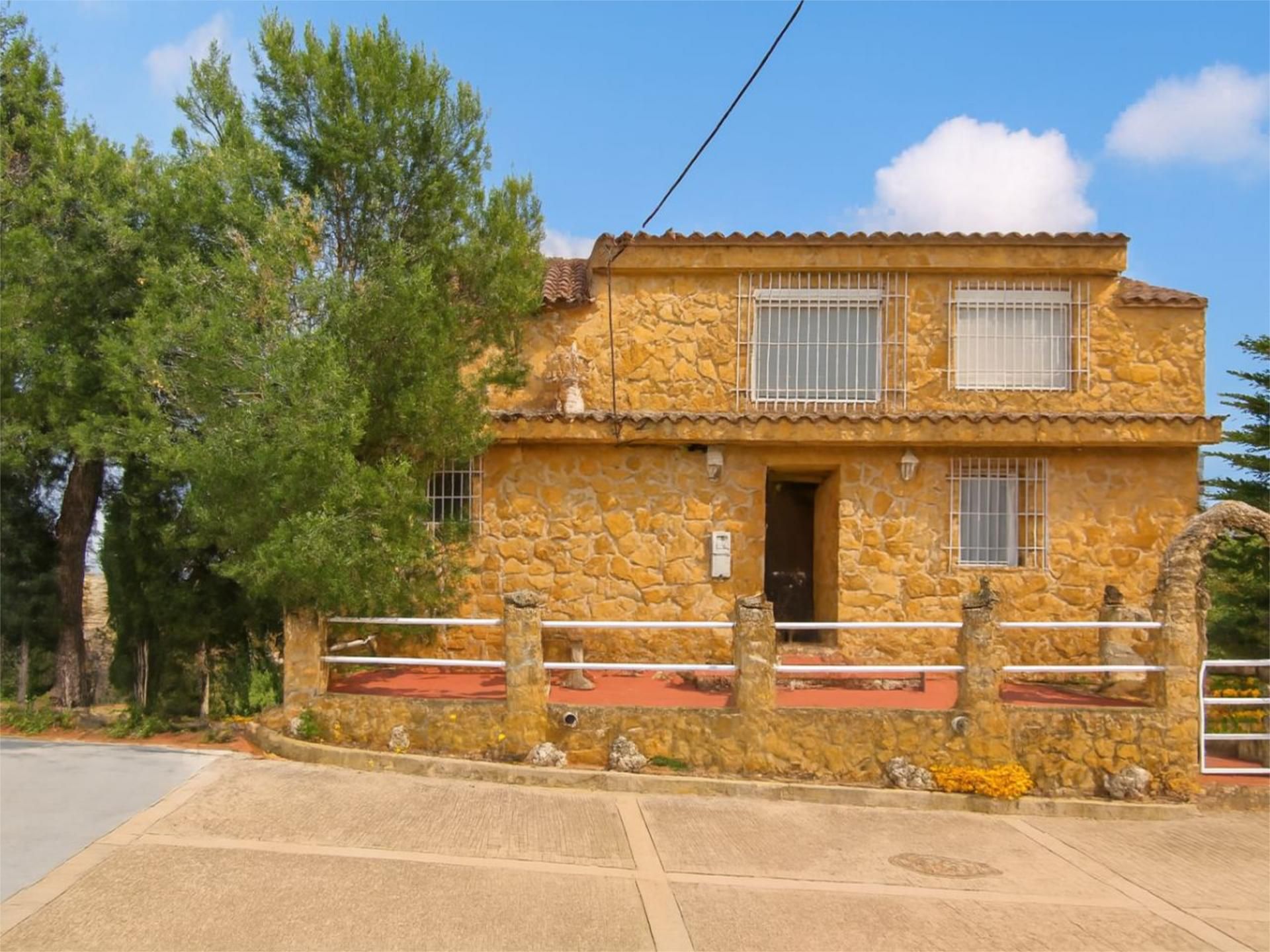 Vista exterior de Casa o xalet en venda en Corral-Rubio amb Calefacció, Jardí privat i Terrassa