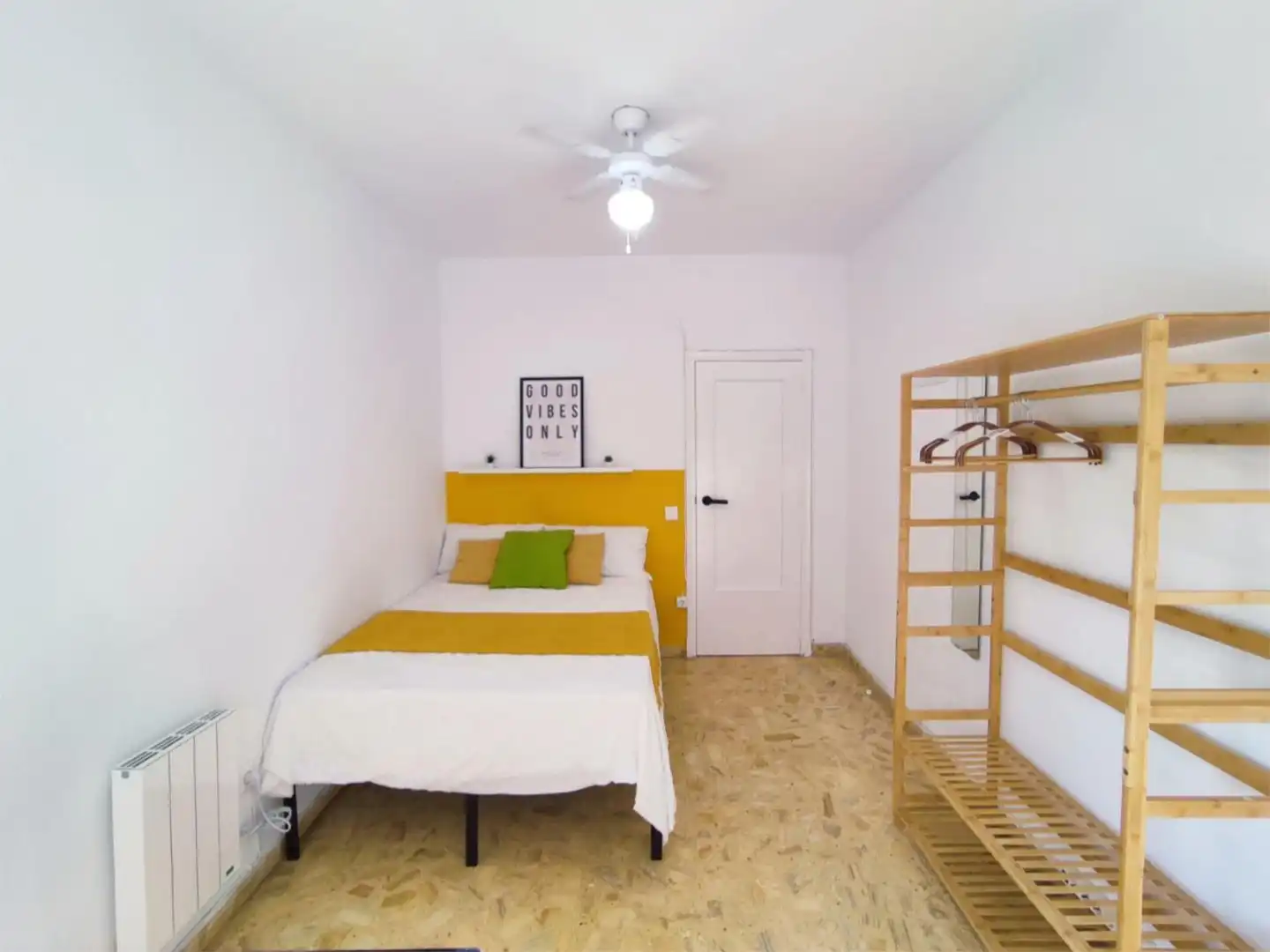 Room in Calle San Esteban, 4, Casco Antiguo Bedroom of Flat for share in Cartagena with Air Conditioner, Heating and Terrace