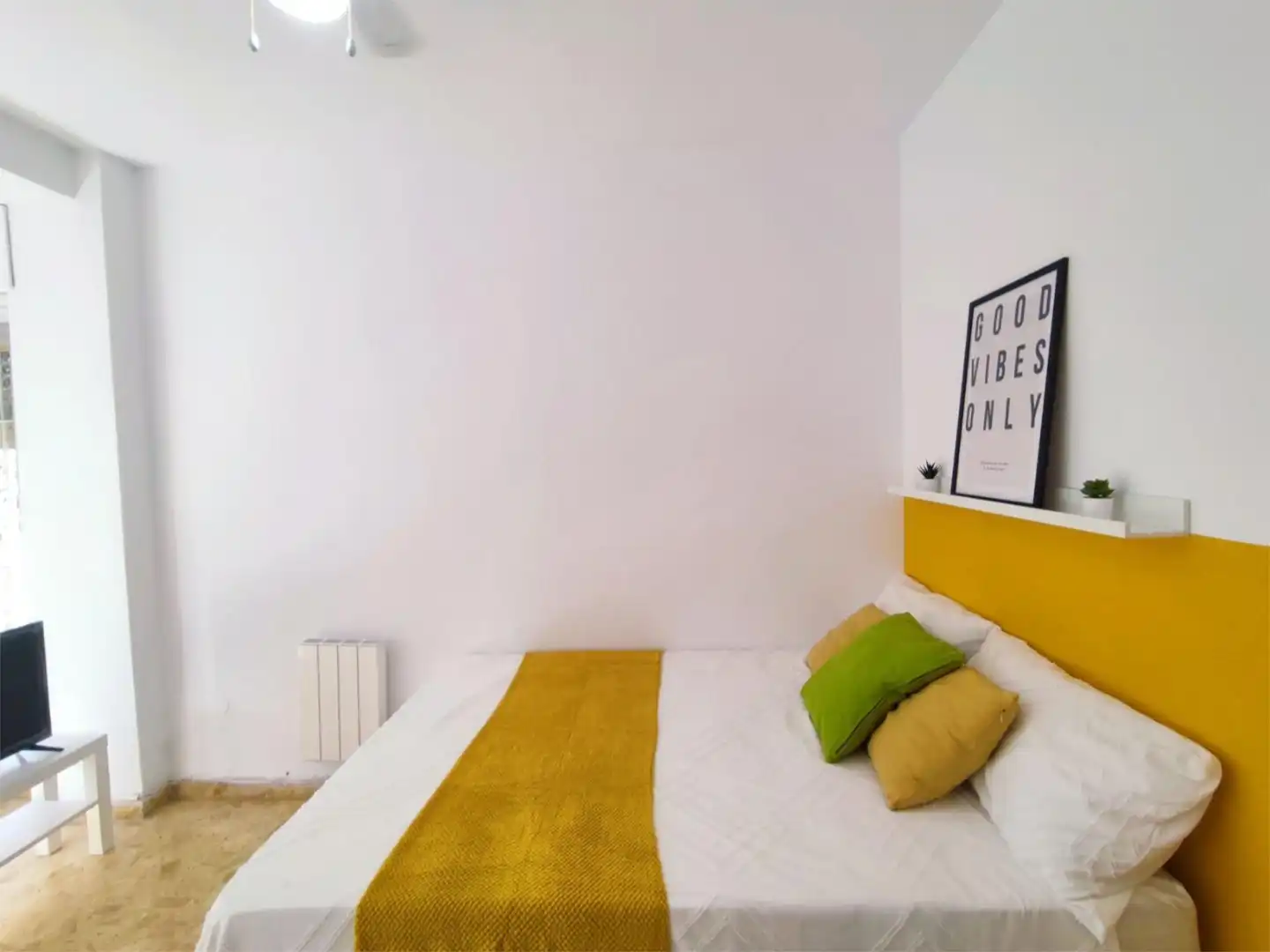 Room in Calle San Esteban, 4, Casco Antiguo Bedroom of Flat for share in Cartagena with Air Conditioner, Heating and Terrace