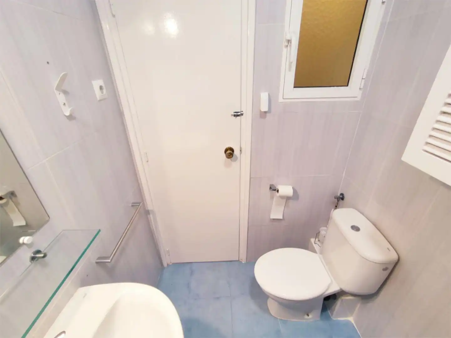 Room in Calle San Esteban, 4, Casco Antiguo Bathroom of Flat for share in Cartagena with Air Conditioner, Heating and Terrace