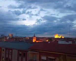 Vista exterior de Àtic en venda en León Capital  amb Calefacció, Terrassa i Moblat