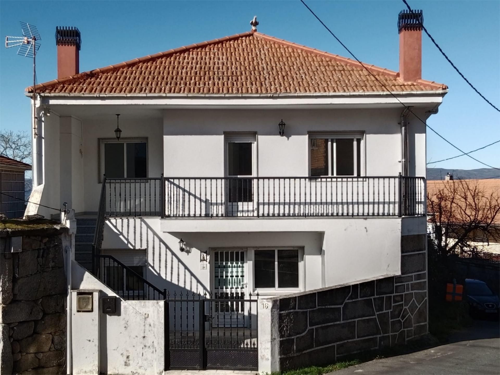 Vista exterior de Casa o xalet en venda en Lobios amb Calefacció, Terrassa i Traster