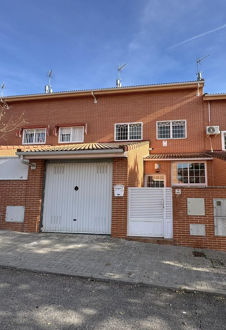 Exterior view of House or chalet for sale in Daganzo de Arriba  with Air Conditioner, Heating and Oven