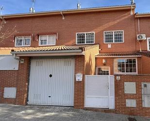 Exterior view of House or chalet for sale in Daganzo de Arriba  with Air Conditioner, Heating and Oven