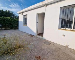 Vista exterior de Casa adosada en venda en El Puerto de Santa María amb Jardí privat, Terrassa i Traster