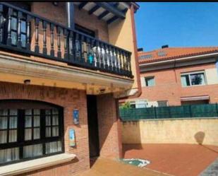 Vista exterior de Casa adosada en venda en Piélagos amb Terrassa