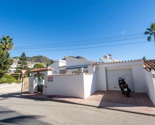 Vista exterior de Casa o xalet en venda en Benalmádena amb Aire condicionat, Terrassa i Piscina