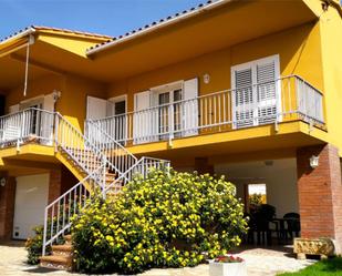 Vista exterior de Casa o xalet en venda en L'Escala amb Aire condicionat, Terrassa i Balcó