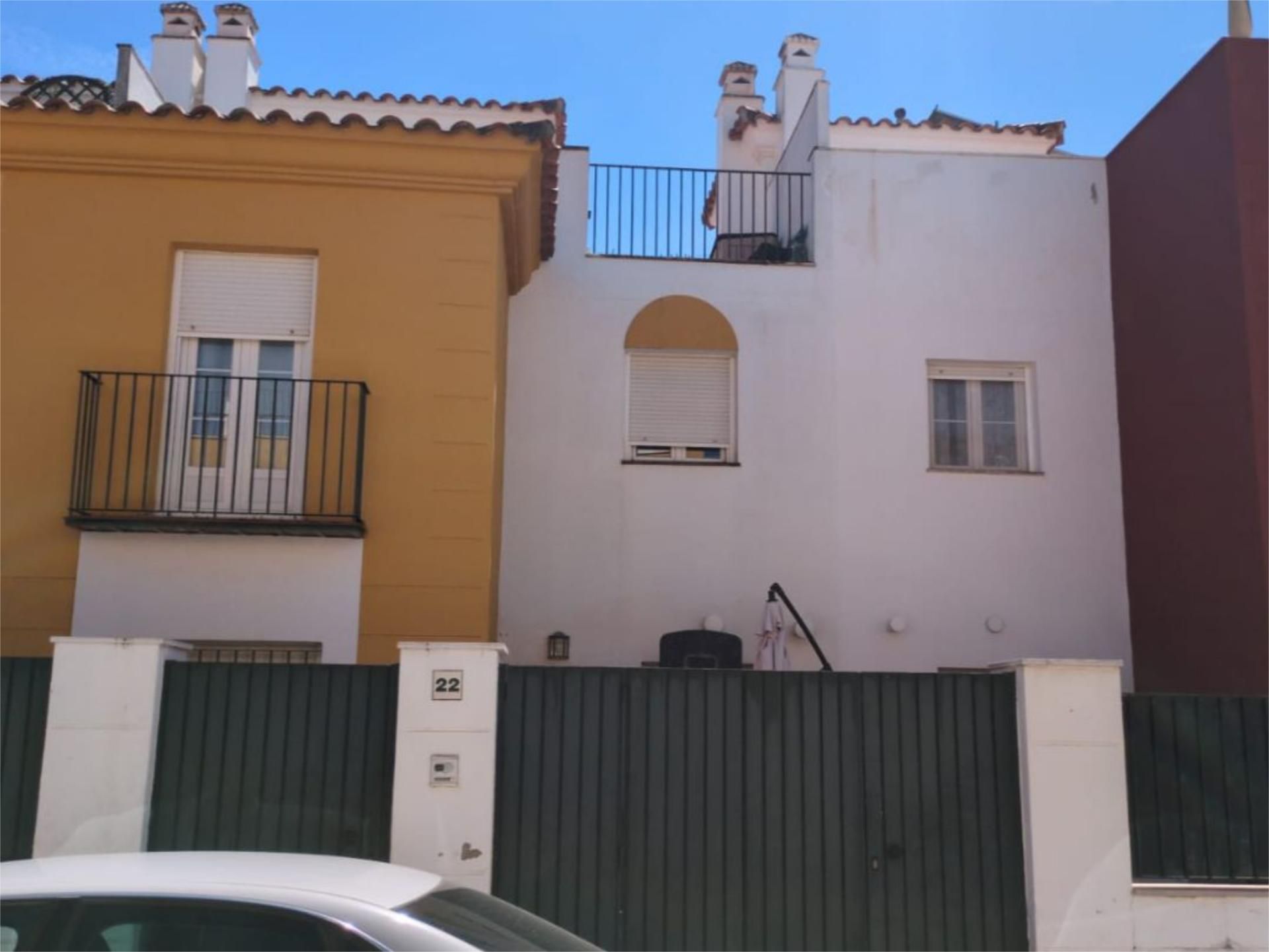 Vista exterior de Casa adosada en venda en Dos Hermanas amb Aire condicionat, Calefacció i Jardí privat