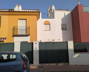 Vista exterior de Pis en venda en Dos Hermanas amb Aire condicionat, Terrassa i Piscina