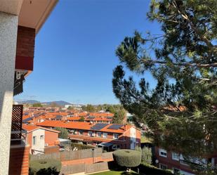 Vista exterior de Pis en venda en Sant Quirze del Vallès amb Aire condicionat, Terrassa i Piscina