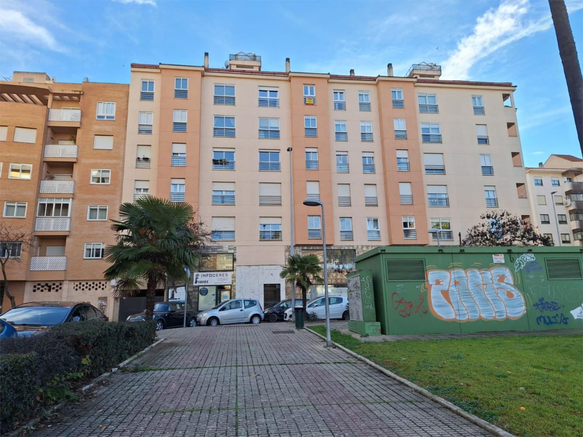 Vista exterior de Piso en venta en Cáceres Capital