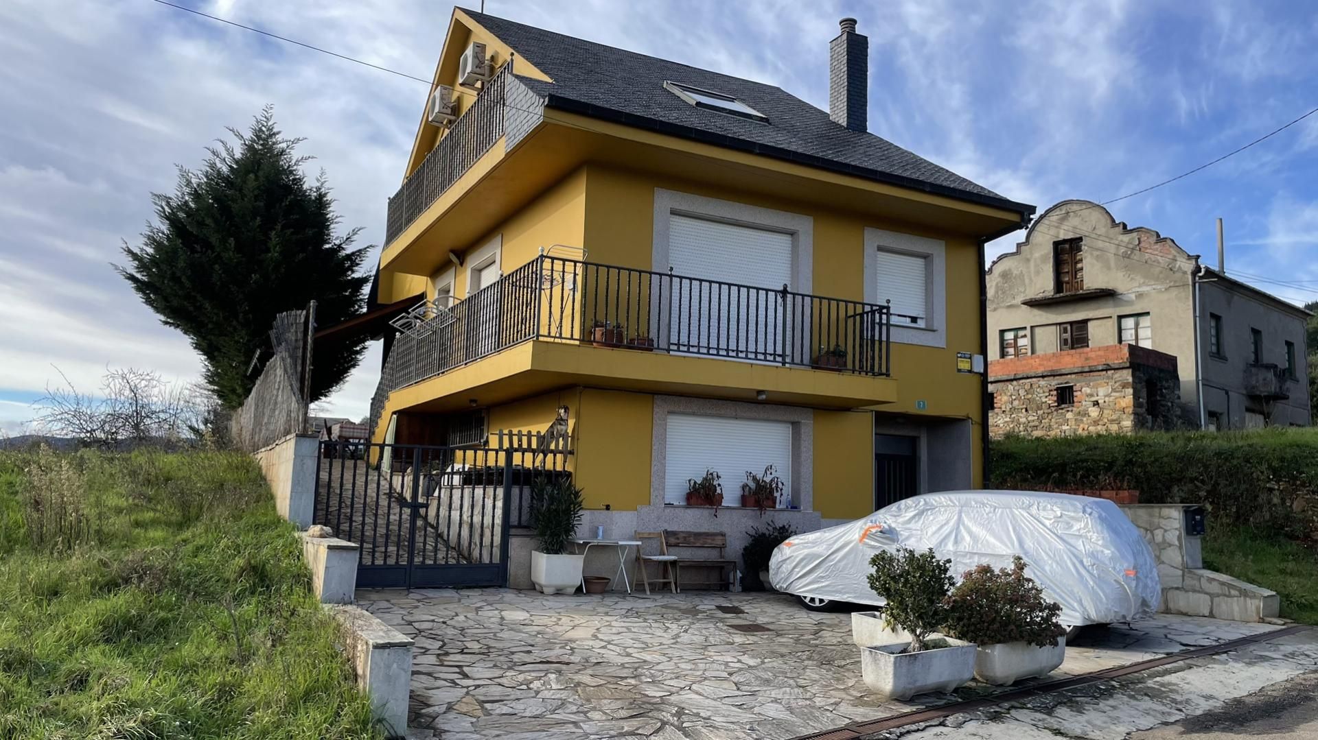 Vista exterior de Casa o xalet en venda en Arganza amb Aire condicionat, Calefacció i Jardí privat