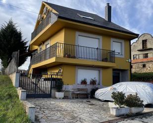 Vista exterior de Casa o xalet en venda en Arganza amb Aire condicionat, Terrassa i Piscina