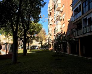 Vista exterior de Pis en venda en  Sevilla Capital amb Aire condicionat, Jardí privat i Piscina