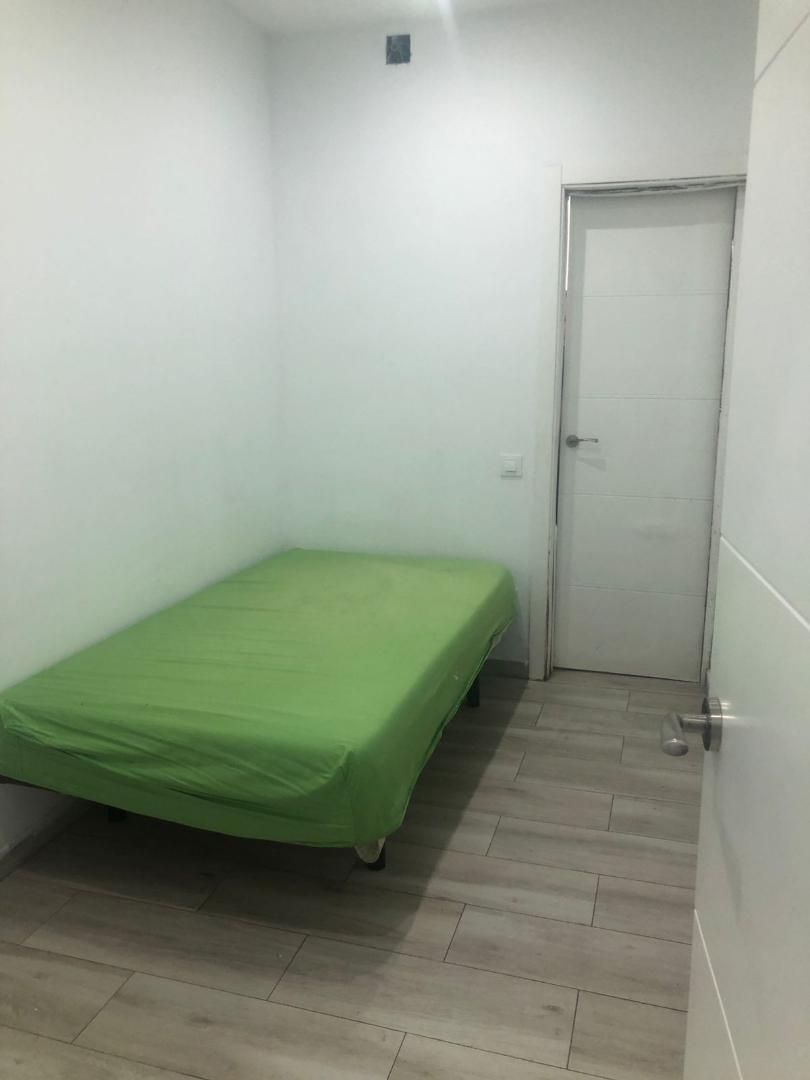 Bedroom of Flat to share in L'Hospitalet de Llobregat  with Oven, Washing machine and Microwave