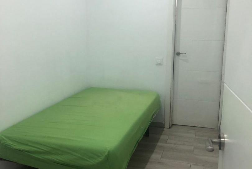 Flat to share in Carrer Los Naranjos, 38, Pubilla Cases, Barcelona - image 1 Photo 1 of Flat to share in Carrer Los Naranjos, 38, Pubilla Cases, Barcelona