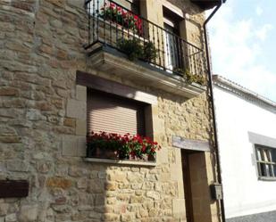 Vista exterior de Casa adosada en venda en Valle de Yerri / Deierri amb Terrassa i Balcó