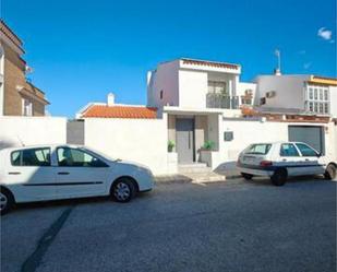 Vista exterior de Casa adosada en venda en San Fernando amb Jardí privat, Terrassa i Traster