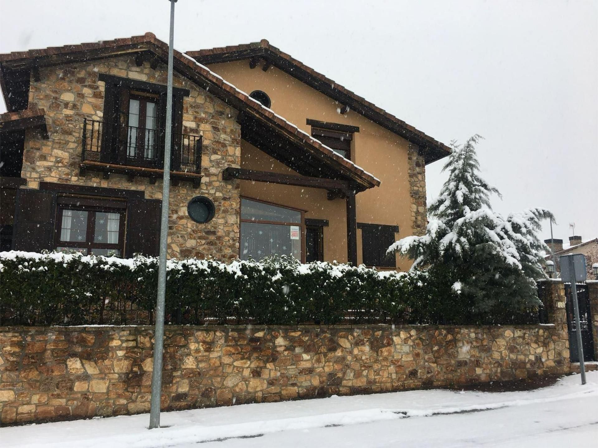 Exterior view of House or chalet for sale in Buitrago del Lozoya  with Heating, Private garden and Parquet flooring