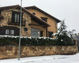 Exterior view of House or chalet for sale in Buitrago del Lozoya  with Heating, Private garden and Parquet flooring