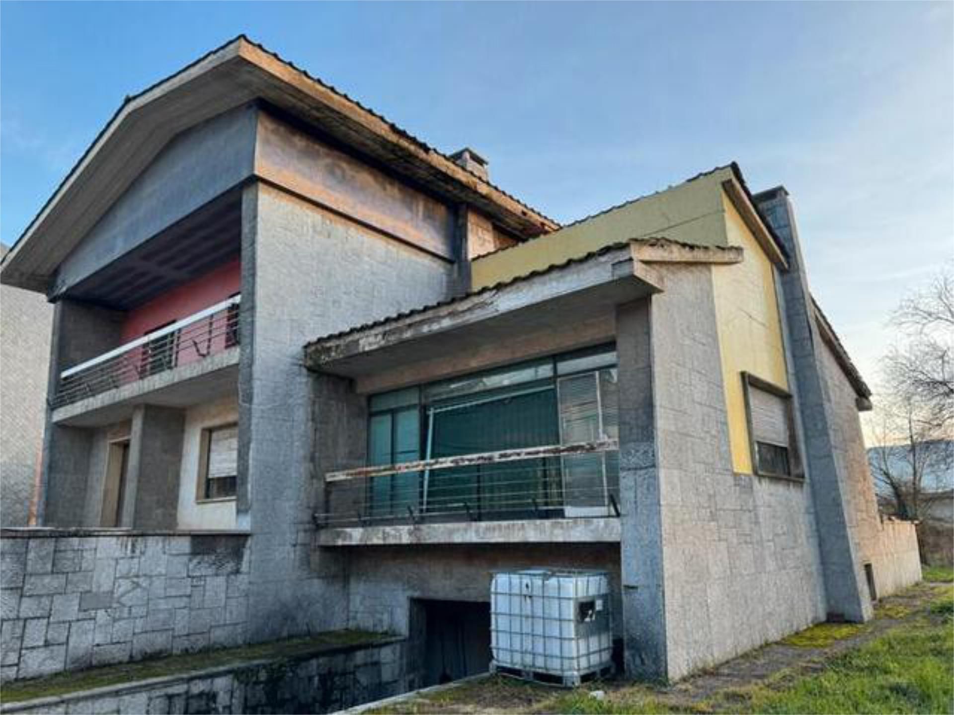 Vista exterior de Casa adosada en venda en Bembibre amb Calefacció, Jardí privat i Terrassa