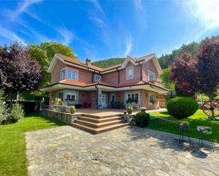 Vista exterior de Casa o xalet en venda en Cistierna amb Calefacció, Jardí privat i Terrassa