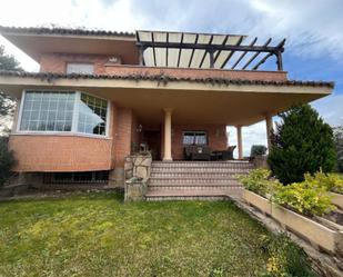 Vista exterior de Casa o xalet en venda en Boadilla del Monte amb Aire condicionat, Terrassa i Balcó