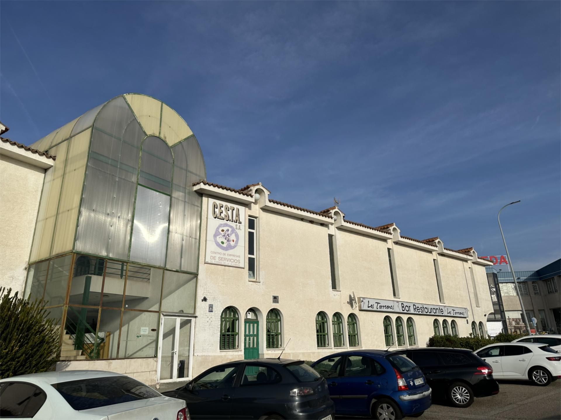 Vista exterior de Local en venda en Torres de la Alameda amb Aire condicionat i Calefacció