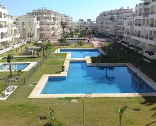 Vista exterior de Pis en venda en Roquetas de Mar amb Aire condicionat, Terrassa i Piscina