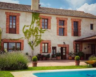 Vista exterior de Finca rústica en venda en Muñoveros amb Terrassa, Piscina i Balcó