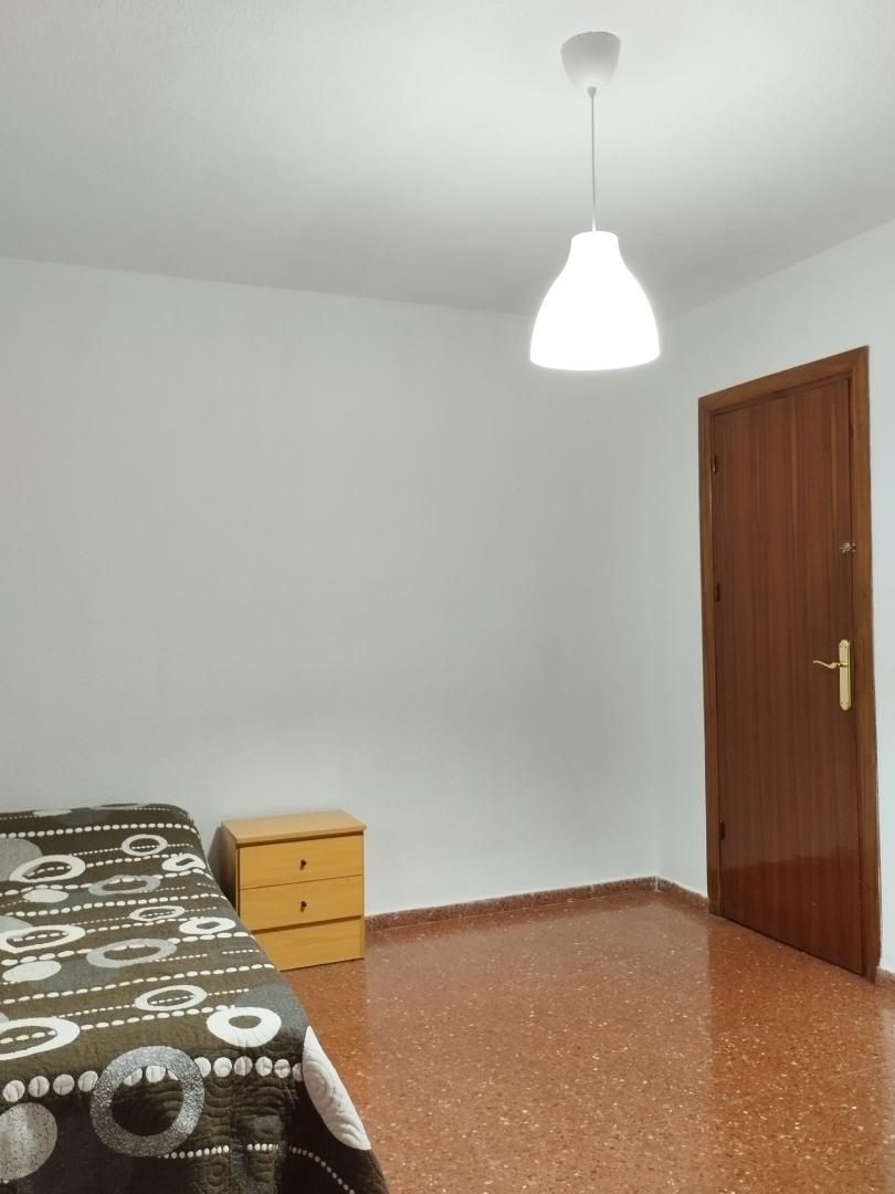 Dormitori de Apartament per a compartir en  Granada Capital amb Aire condicionat, Calefacció i Moblat