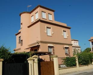 Vista exterior de Casa o xalet en venda en Mairena del Aljarafe amb Aire condicionat, Calefacció i Jardí privat