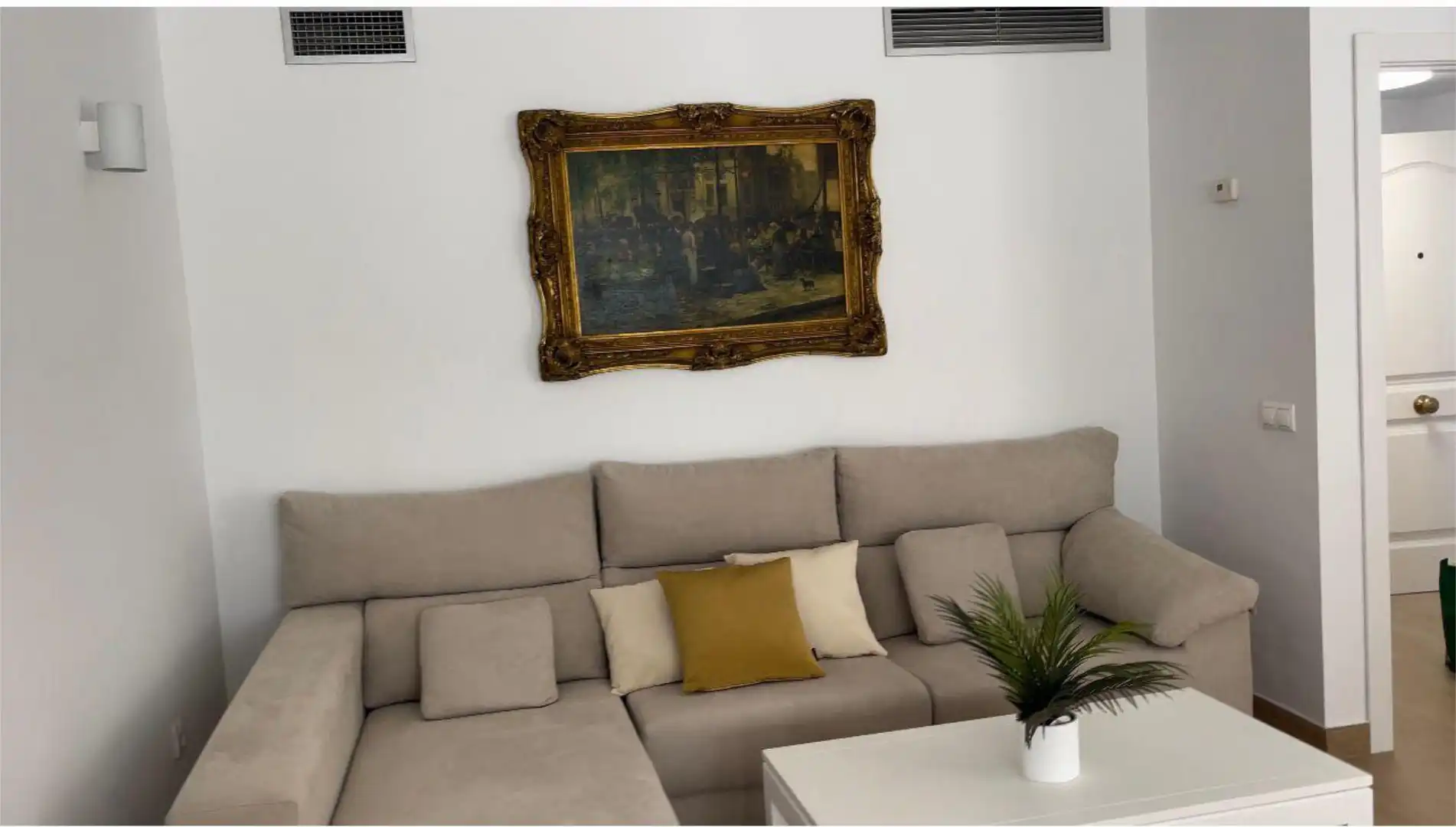 Wohnungen zur Miete in Urbanización Nueva Andalucía a, 38c, La Dama de Noche - La Alzambra Wohnzimmer von Wohnungen zur Miete in Marbella mit Klimaanlage, Terrasse und Schwimmbad