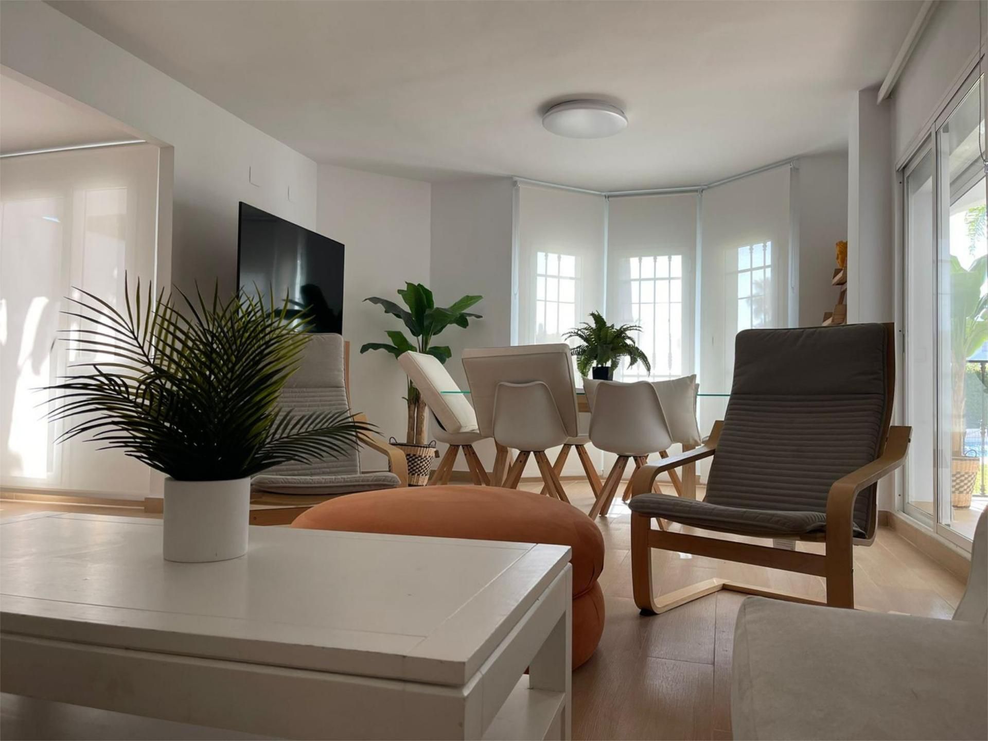 Sala d'estar de Apartament de lloguer en Marbella amb Aire condicionat, Terrassa i Piscina