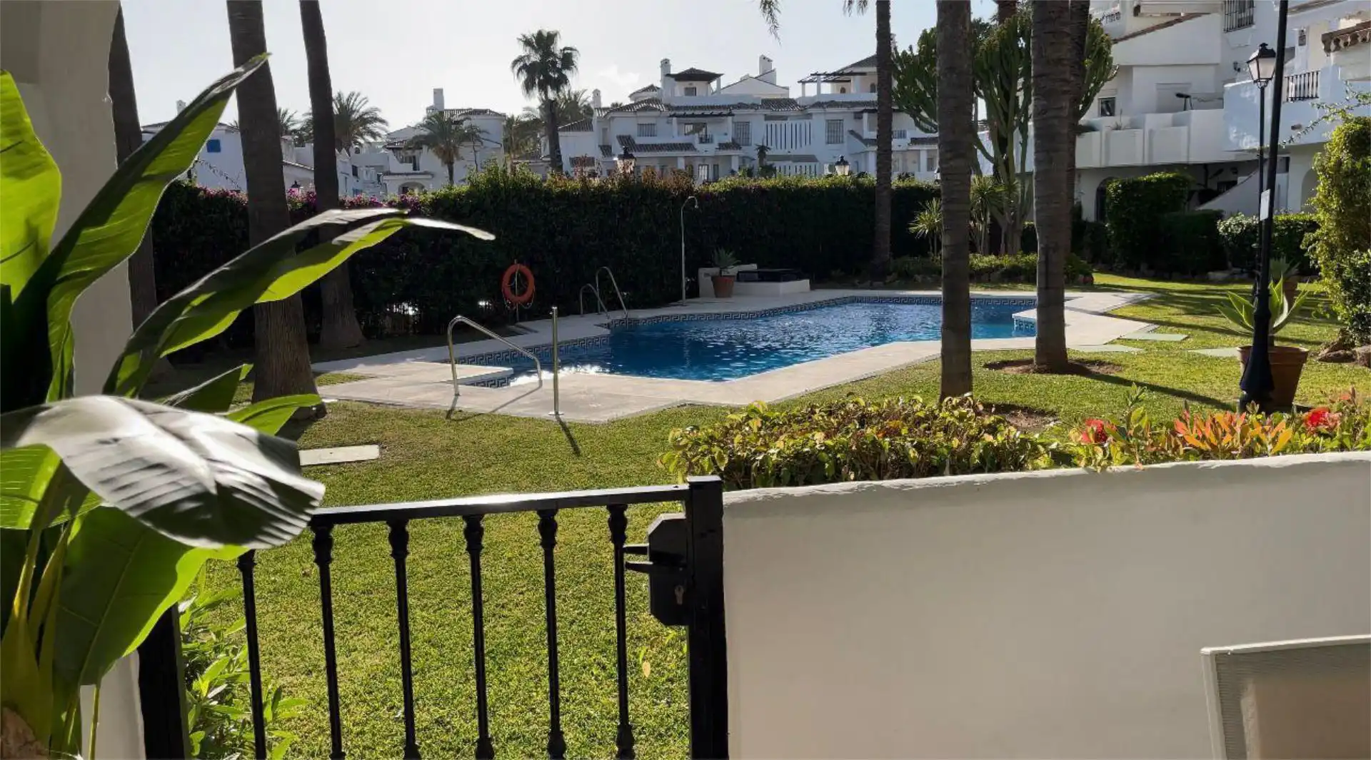 Wohnungen zur Miete in Urbanización Nueva Andalucía a, 38c, La Dama de Noche - La Alzambra Garten von Wohnungen zur Miete in Marbella mit Klimaanlage, Terrasse und Schwimmbad