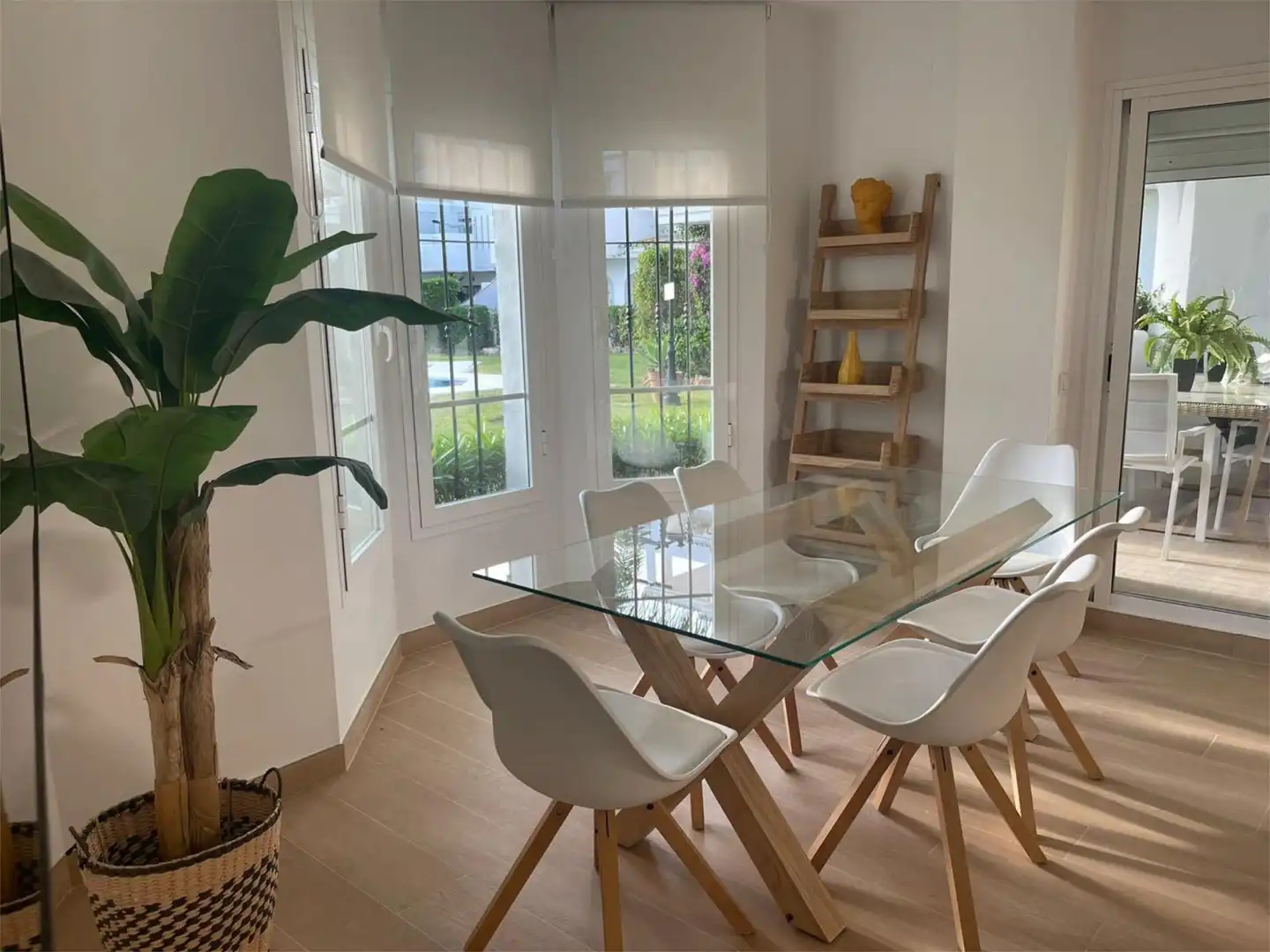 Wohnungen zur Miete in Urbanización Nueva Andalucía a, 38c, La Dama de Noche - La Alzambra Esszimmer von Wohnungen zur Miete in Marbella mit Klimaanlage, Terrasse und Schwimmbad