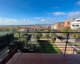 Vista exterior de Casa adosada en venda en La Roca del Vallès amb Calefacció, Jardí privat i Terrassa