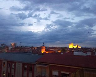 Vista exterior de Àtic en venda en León Capital  amb Calefacció, Parquet i Terrassa