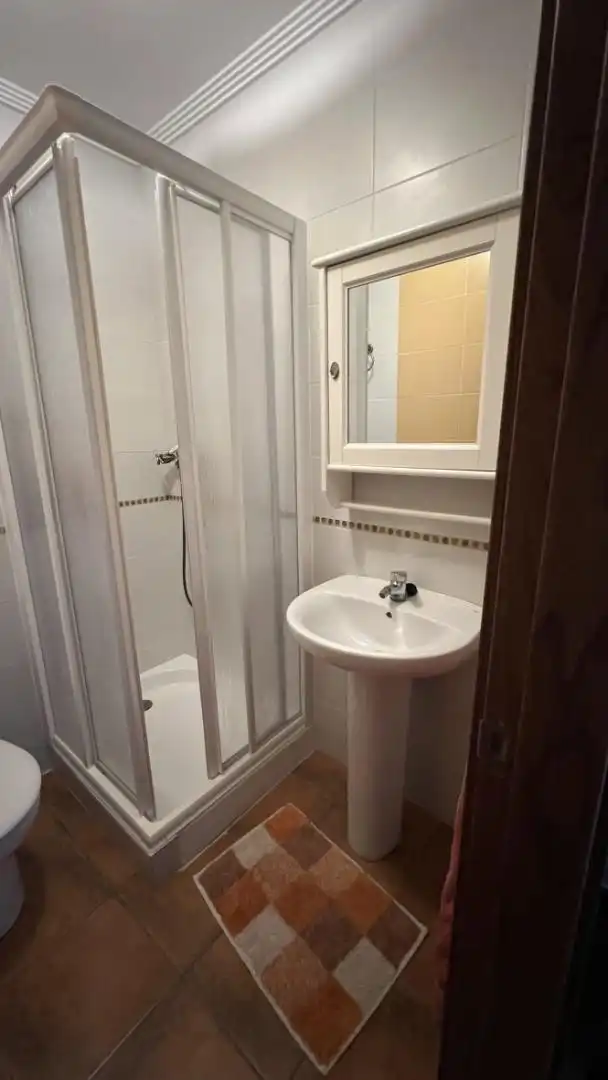 Casa adosada en venta en Calle de Toledo, 7, Peal de Becerro Baño de Casa adosada en venta en Peal de Becerro con Aire acondicionado y Amueblado